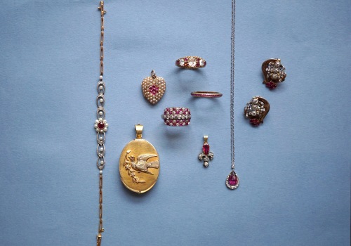 Exploring the World of Pre-Owned Jewelry: Finding Vintage and Antique Pieces